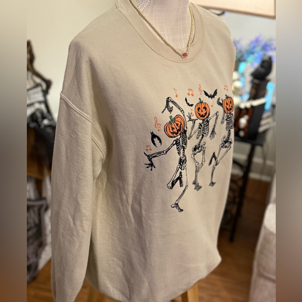 🆕🌿🤎GILDAN: Taupe Dancing Skeleton Pumpkin Head Sweatshirt LARGE - Picture 5 of 8